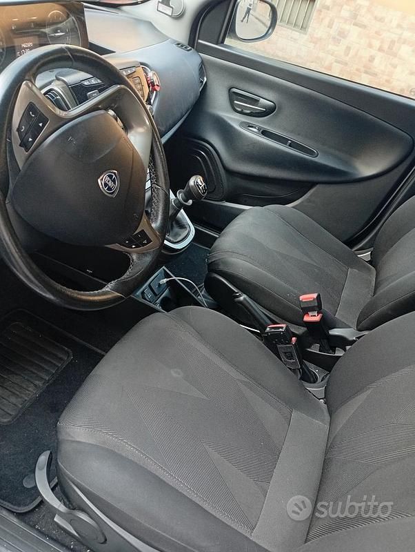 Usata Lancia Ypsilon Silver 69 CV (50 kW) 2020 Grigio Utilitaria