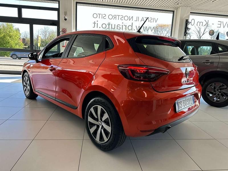 Używany Renault Clio V Business 67 KM (49 kW) 2023 Pomarańczowy Sedan/Limuzyna