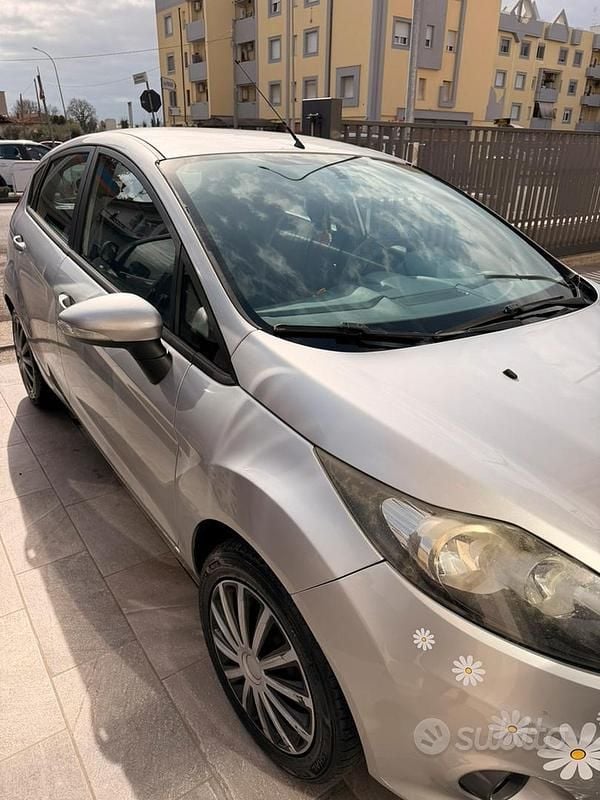Usata Ford Fiesta 82 CV (60 kW) 2010 Grigio Utilitaria