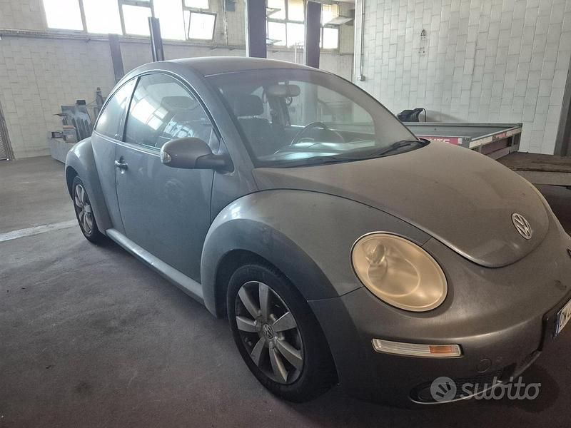 Usata VW New Beetle 105 CV (77 kW) 2007 Grigio Utilitaria