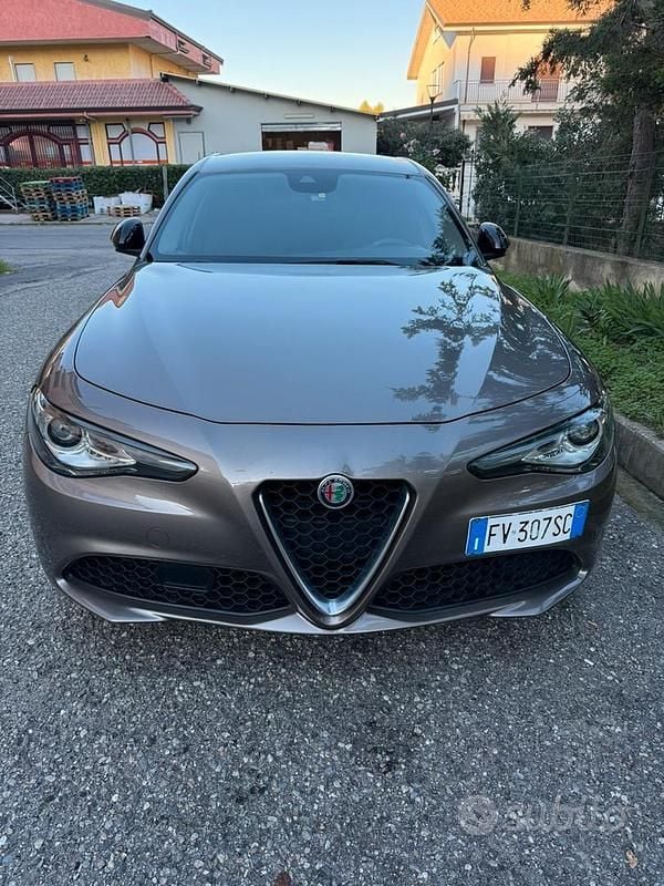 Usata Alfa Romeo Giulia 160 CV (117 kW) 2019 Marrone Berlina