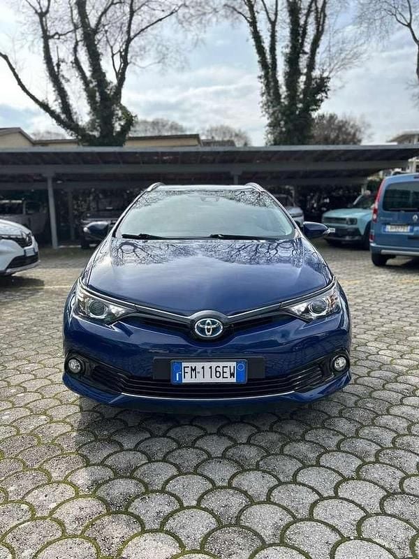 Usata Toyota Auris Hybrid Active 136 CV (100 kW) 2018 Blu/azzurro Utilitaria