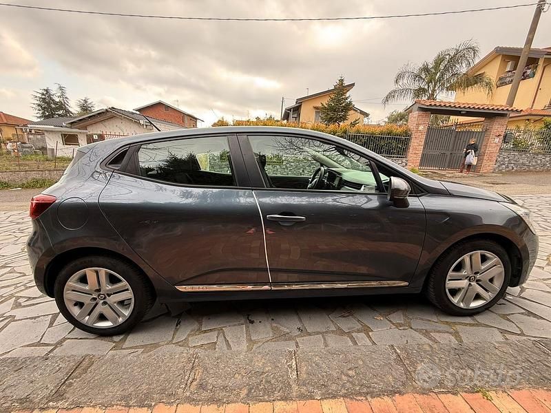 Begagnad Renault Clio V Zen 101 HK (74 kW) 2020 Grå Sedan