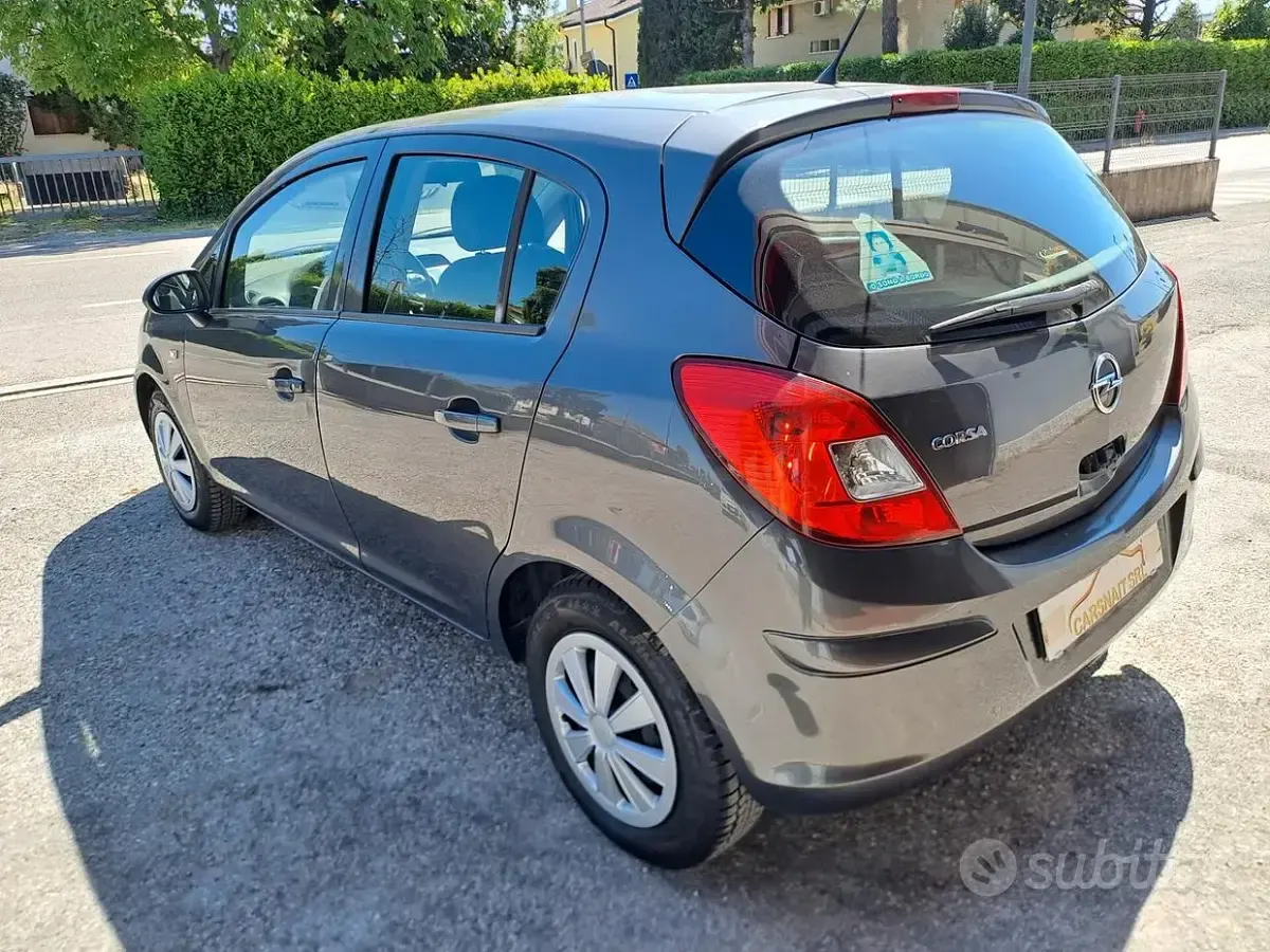 Usado Opel Corsa 85 HP (62 kW) 2012 Cinzento Citadino