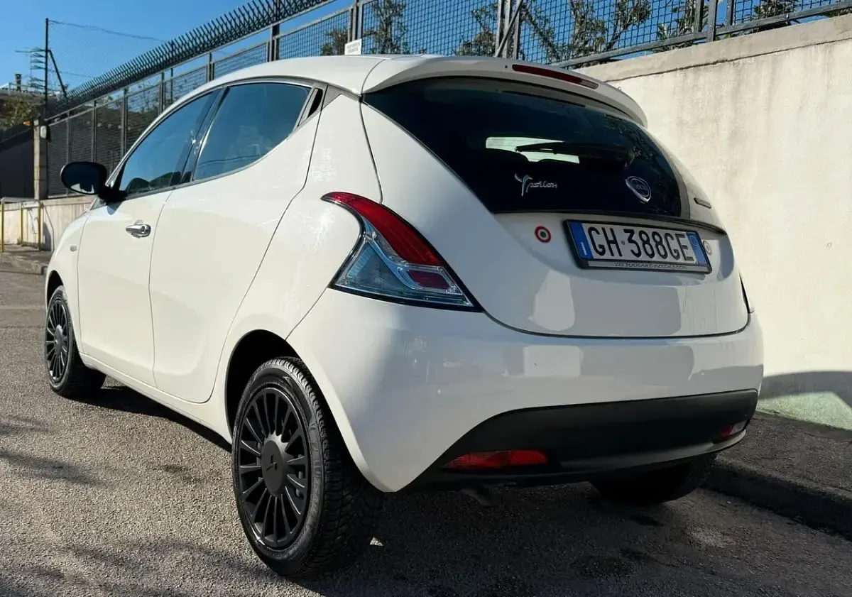 Usata Lancia Ypsilon Gold 69 CV (50 kW) 2022 Bianco Utilitaria