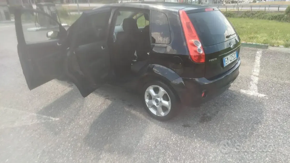 Usata Ford Fiesta 68 CV (50 kW) 2006 Nero Utilitaria