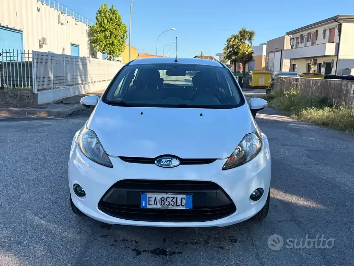 Usata Ford Fiesta Titanium 92 CV (67 kW) 2010 Bianco Berlina