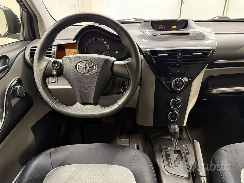 Begagnad Toyota iQ Lounge 68 HK (50 kW) 2014 Svart Halvkombi