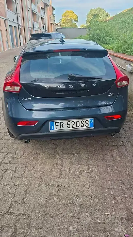 Usata Volvo V40 120 CV (88 kW) 2018 Bluazzurro Berlina