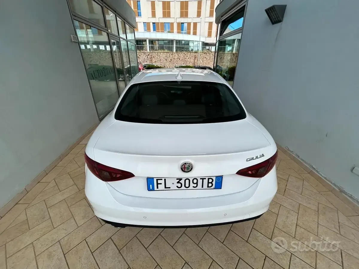 Usata Alfa Romeo Giulia Super 150 CV (110 kW) 2017 Bianco Berlina