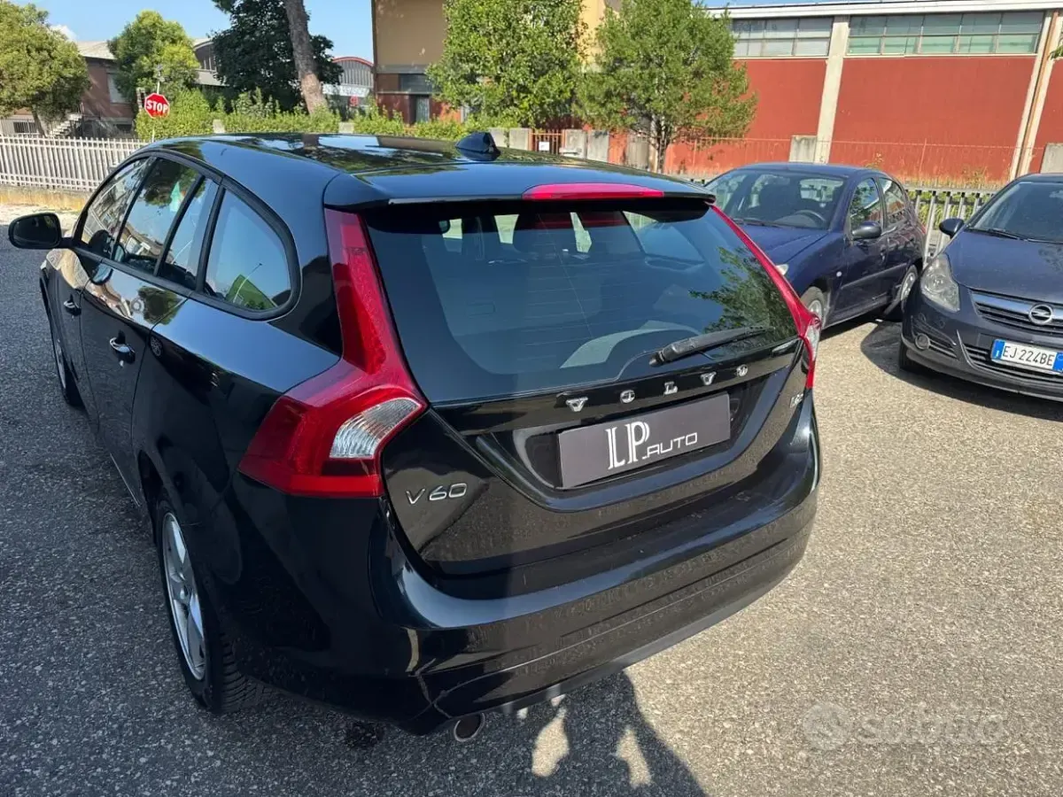 Usata Volvo V60 Momentum 120 CV (88 kW) 2017 Nero Station wagon