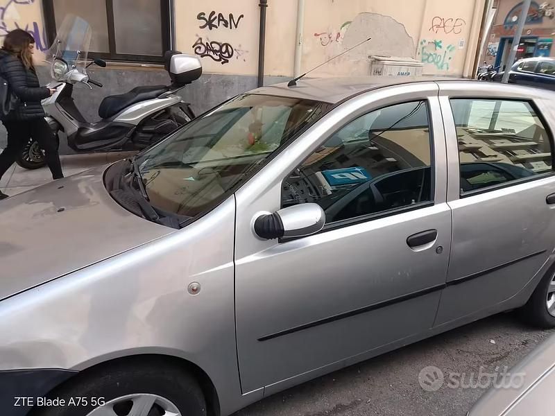 Usata Fiat Punto 80 CV (58 kW) 2004 Grigio Utilitaria