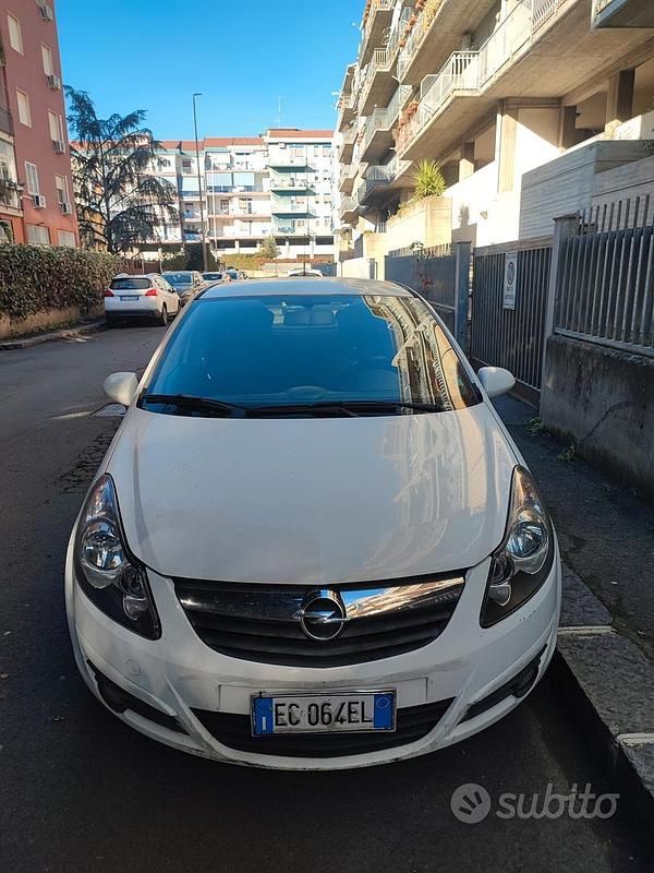 Usata Opel Corsa 75 CV (55 kW) 2010 Bianco Berlina