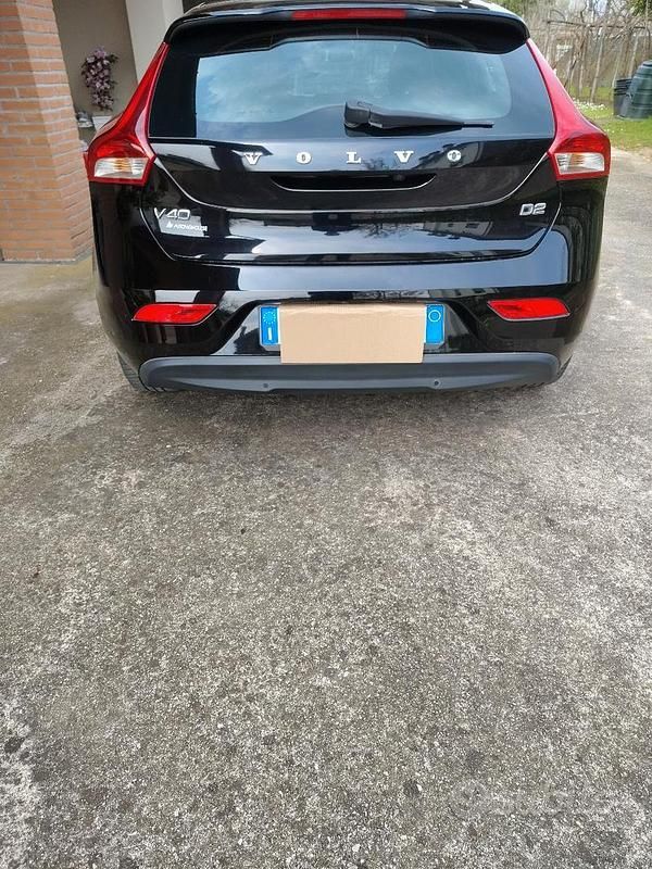 Usata Volvo V40 Momentum 114 CV (83 kW) 2013 Nero Berlina