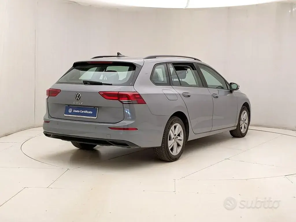 Usata VW Golf VIII Life 116 CV (85 kW) 2024 Grigio Station wagon