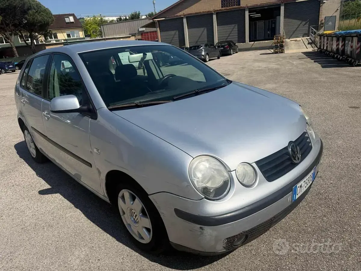 Usata VW Polo Trendline 75 CV (55 kW) 2004 Grigio Utilitaria