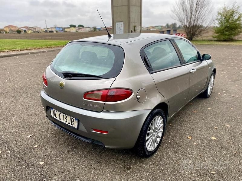 Usata Alfa Romeo 147 Distinctive 104 CV (76 kW) 2006 Marrone Utilitaria
