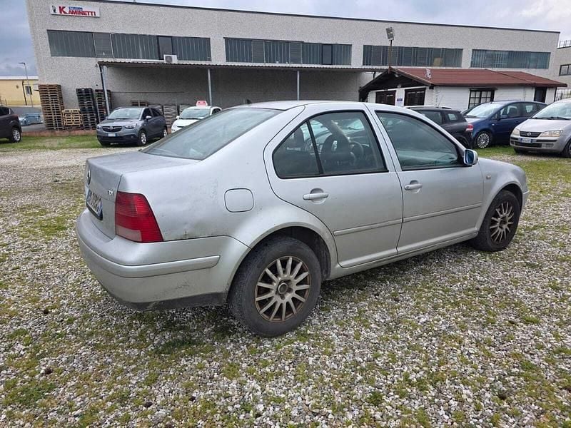 Usata VW Bora 116 CV (85 kW) 2000 Gray Berlina