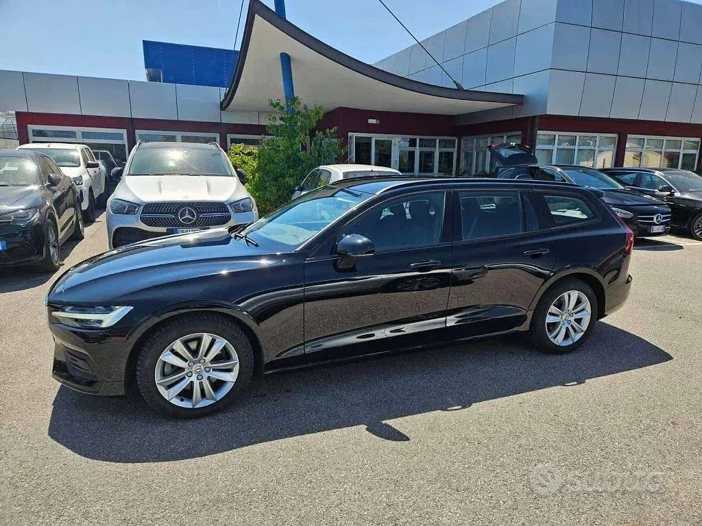 Usata Volvo V60 Momentum 163 CV (119 kW) 2021 Nero Station wagon