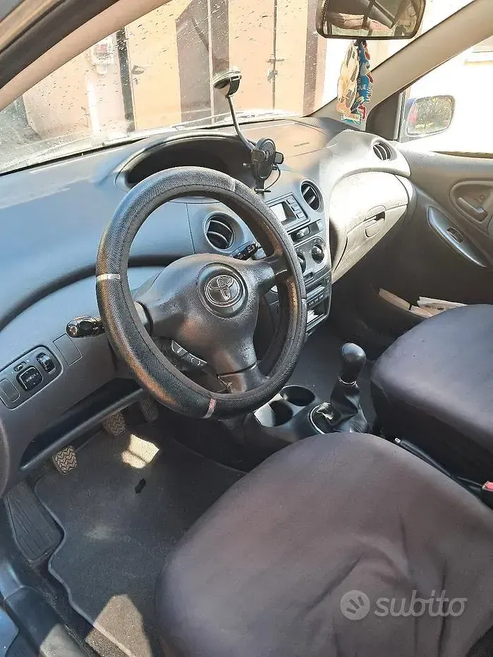 Usata Toyota Yaris 65 CV (47 kW) 2005 Grigio Berlina