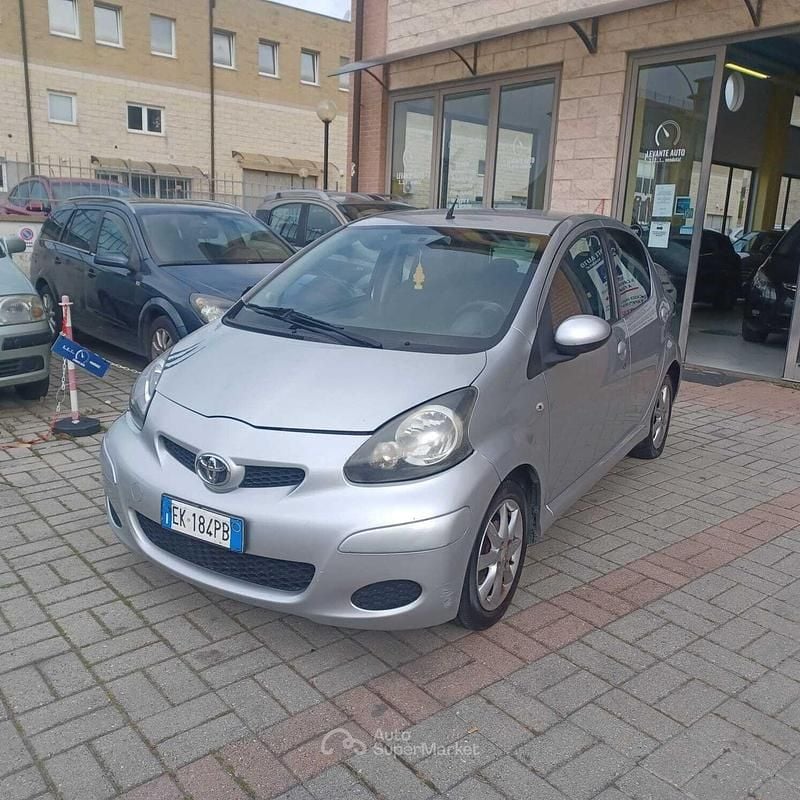 Usata Toyota Aygo 68 CV (50 kW) 2011 Argento Utilitaria