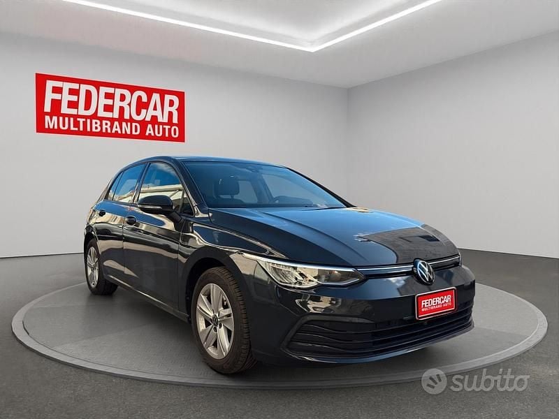Nero Usata 2023 VW Golf VIII Life Tre volumi | 25.900 € (Molto cara) - Immagine 1/4