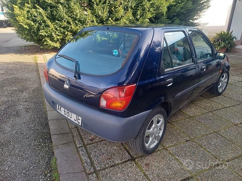 Gebraucht Ford Fiesta 75 PS (55 kW) 1996 Blau Kleinwagen