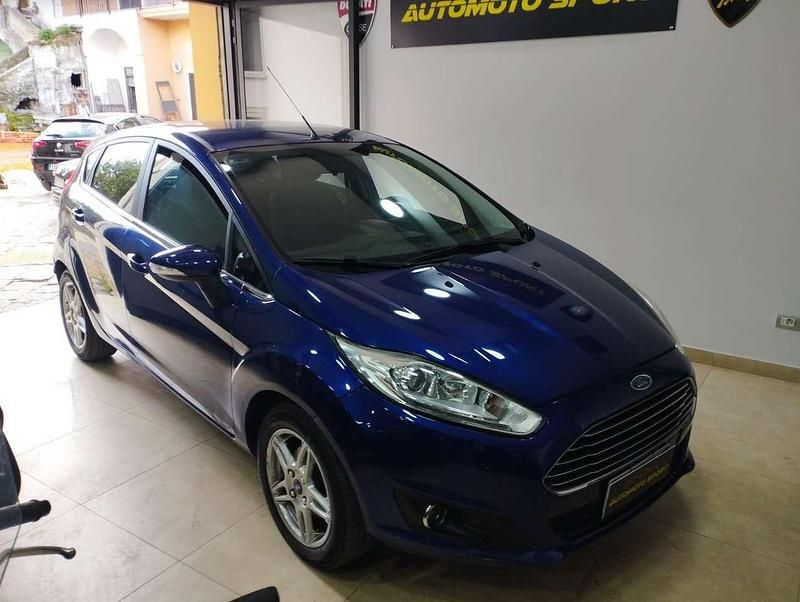 Usata Ford Fiesta 75 CV (55 kW) 2015 Blu elettrico Berlina