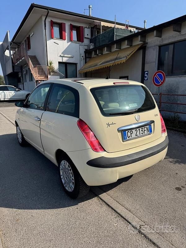Usata Lancia Ypsilon 80 CV (58 kW) 2003 Bianco Utilitaria
