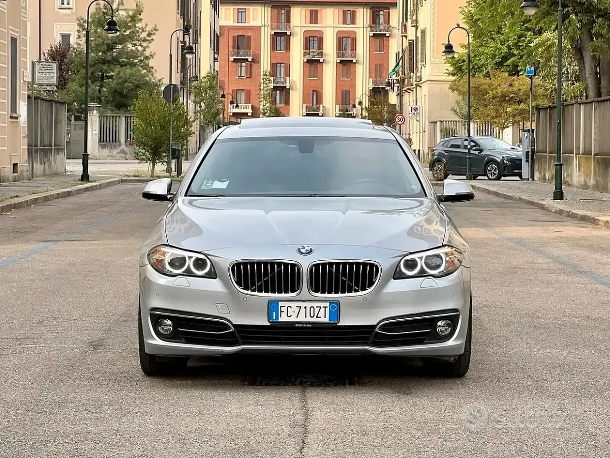 Usata BMW 520 Luxury Line 190 CV (139 kW) 2016 Grigio chiaro metallizzato Station wagon
