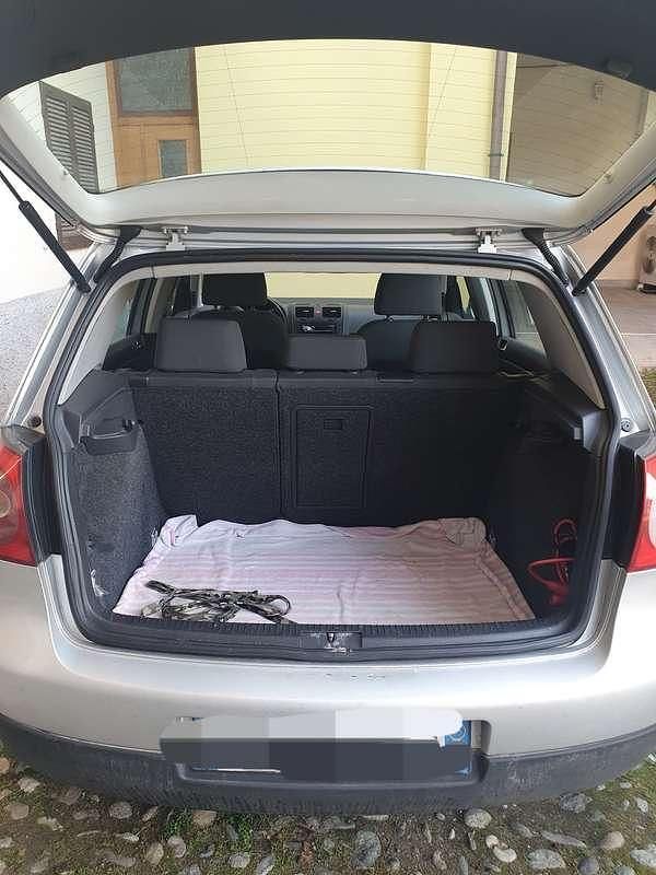 Argento Usata 2005 VW Golf IV Highline Tre volumi | 3000 € (Buon prezzo) - Immagine 1/4