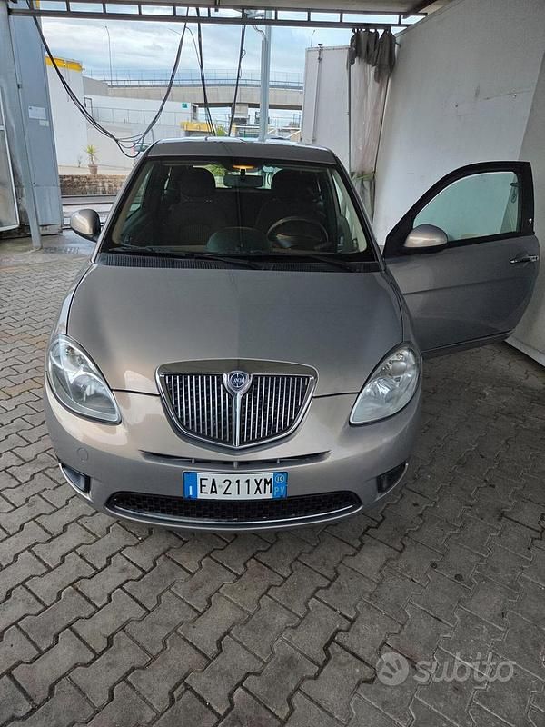 Usata Lancia Ypsilon 75 CV (55 kW) 2010 Marrone Utilitaria