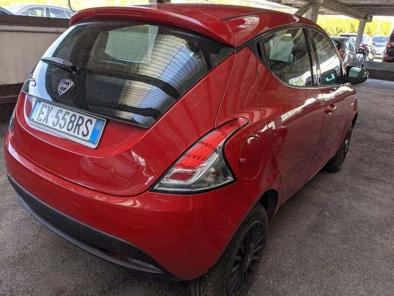 Usado Lancia Ypsilon 85 HP (62 kW) 2014 Vermelho Citadino