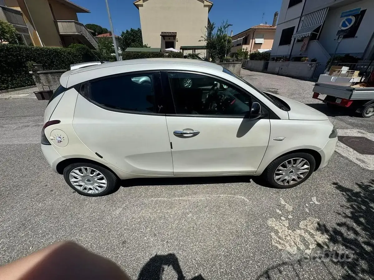 Usata Lancia Ypsilon 69 CV (50 kW) 2011 Bianco Utilitaria