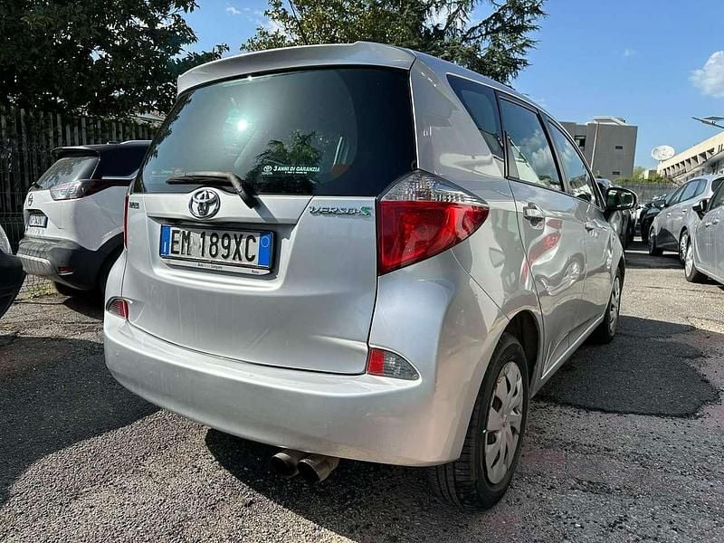 Usata Toyota Verso-S Active 99 CV (72 kW) 2012 Argento Monovolume