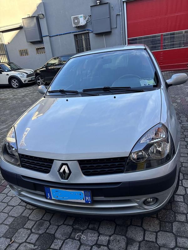 Usata Renault Clio II Privilege 75 CV (55 kW) 2003 Grigio Berlina