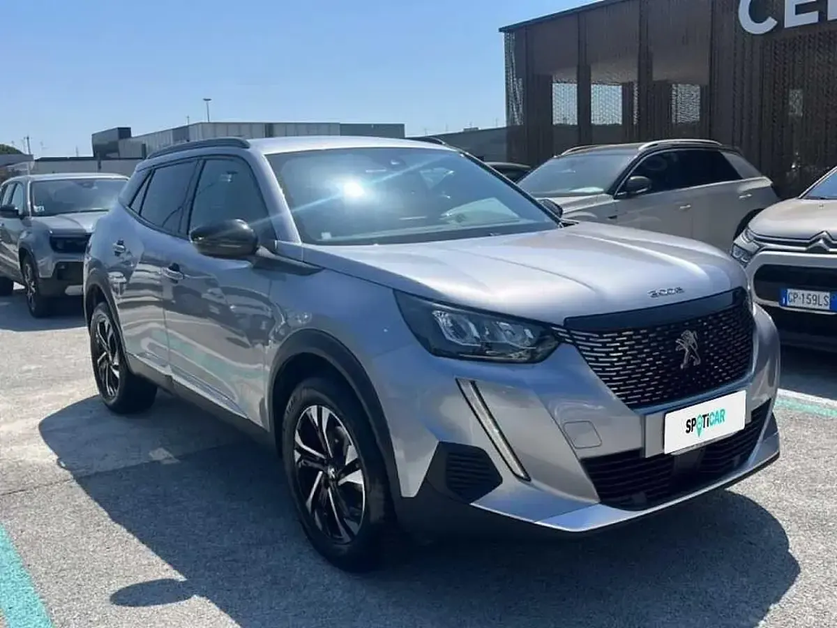 Usata Peugeot 2008 Allure 131 CV (96 kW) 2023 Grigio artense SUV