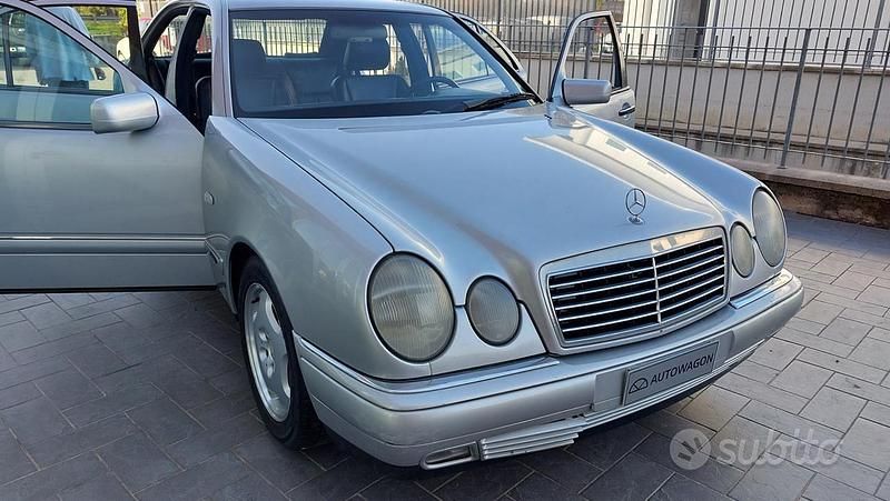 Usata Mercedes E200 Avantgarde 136 CV (100 kW) 1996 Grigio Berlina