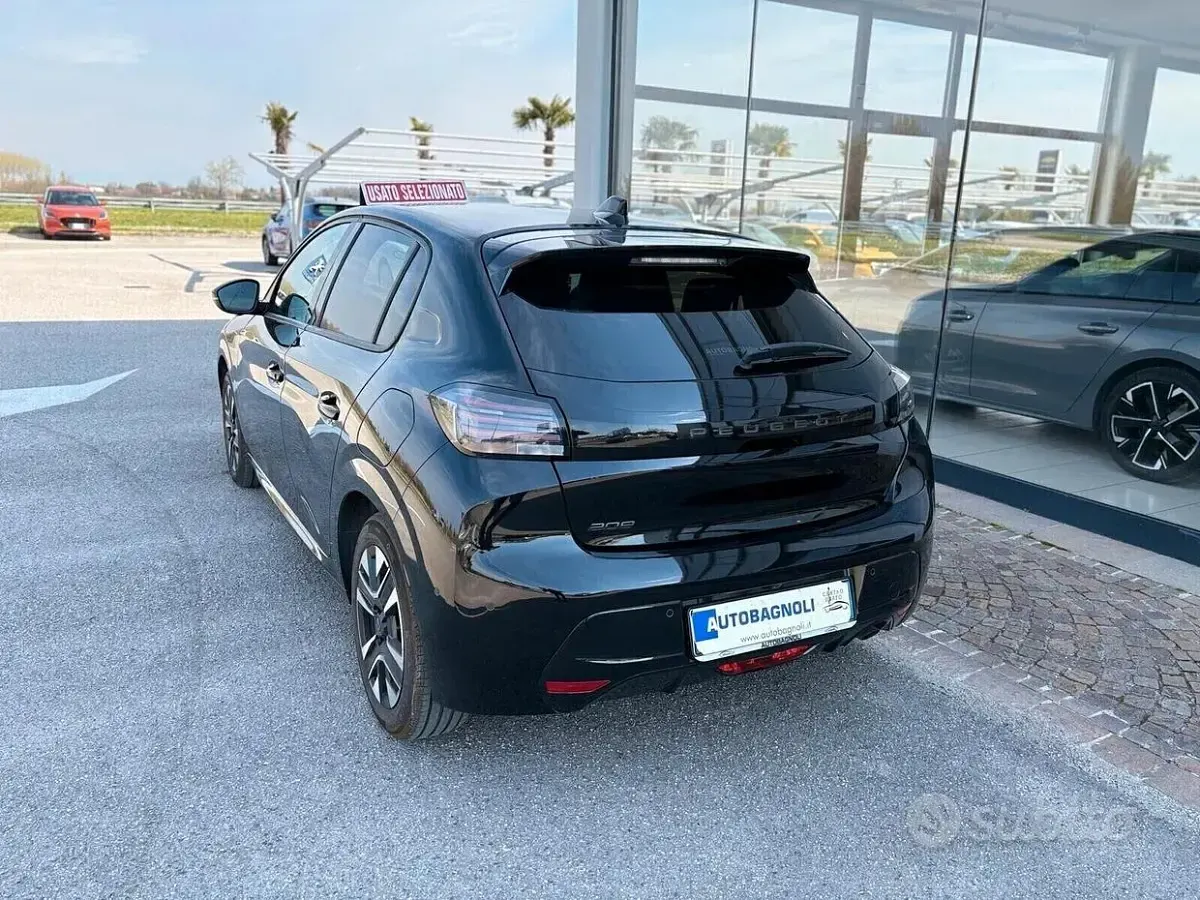 Usata Peugeot 208 Allure 101 CV (74 kW) 2025 Nero Utilitaria
