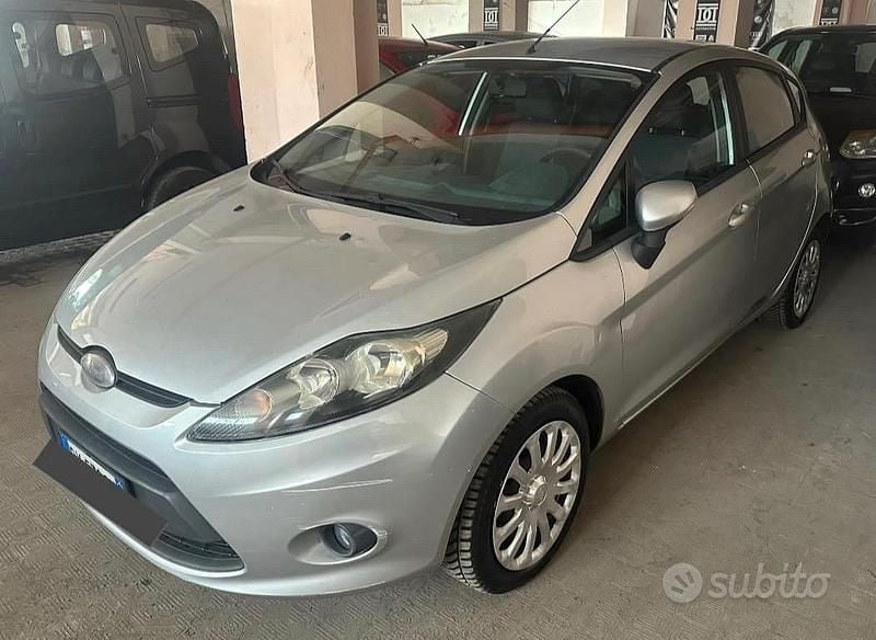 Usata Ford Fiesta 92 CV (67 kW) 2012 Grigio Utilitaria