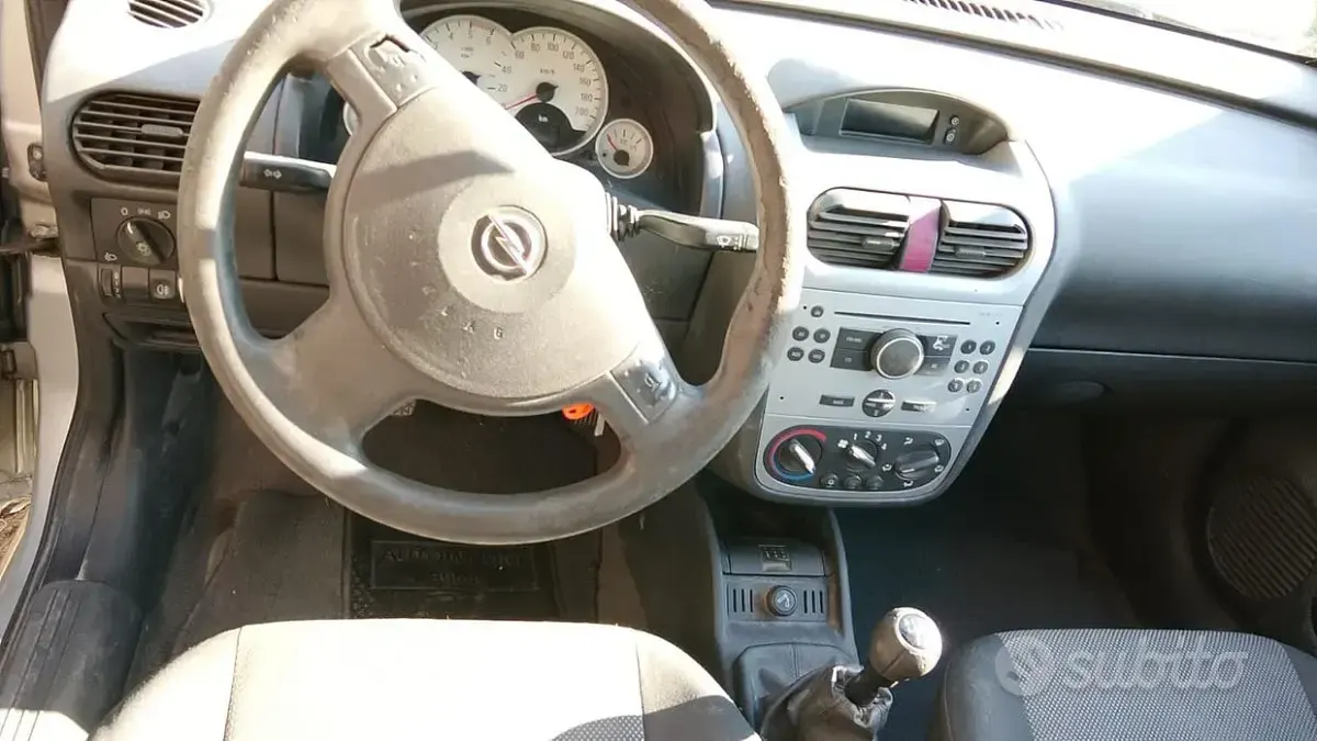 Usata Opel Corsa 69 CV (50 kW) 1998 Bluazzurro Utilitaria