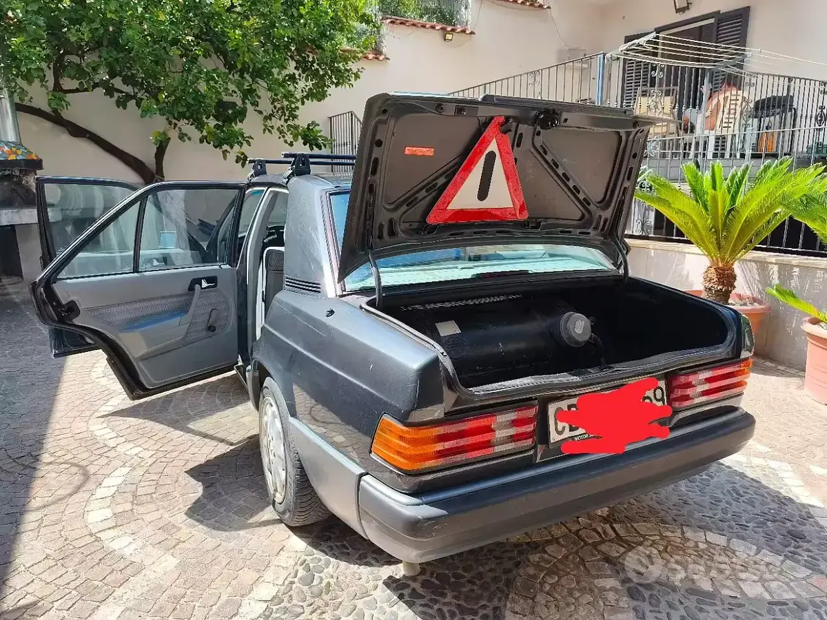 Usata Mercedes 190 122 CV (89 kW) 1989 Nero Berlina