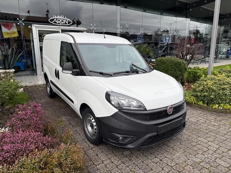 Usata Fiat Doblò 90 CV (66 kW) 2022 Bianco Monovolume