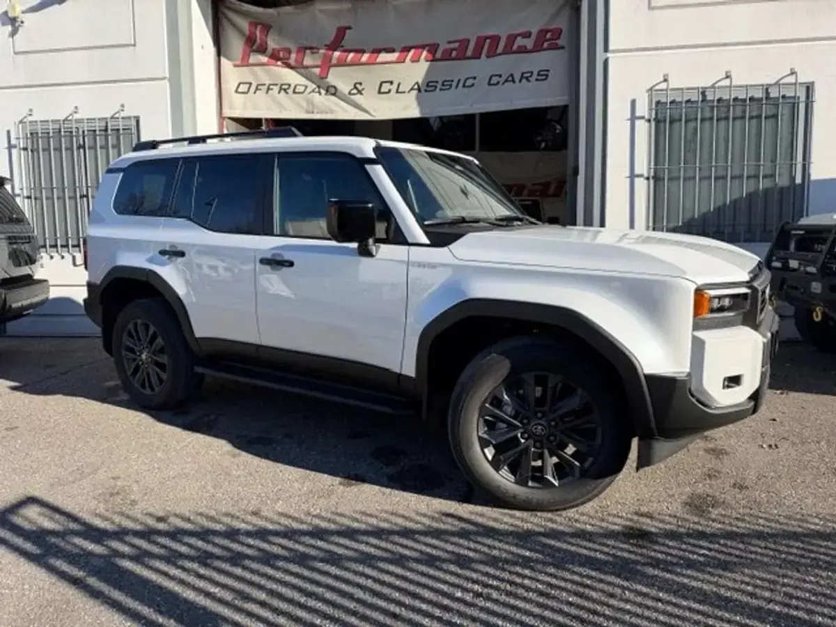 Nuova Toyota Land Cruiser Lounge 205 CV (150 kW) 2026 Pearlwhite SUV