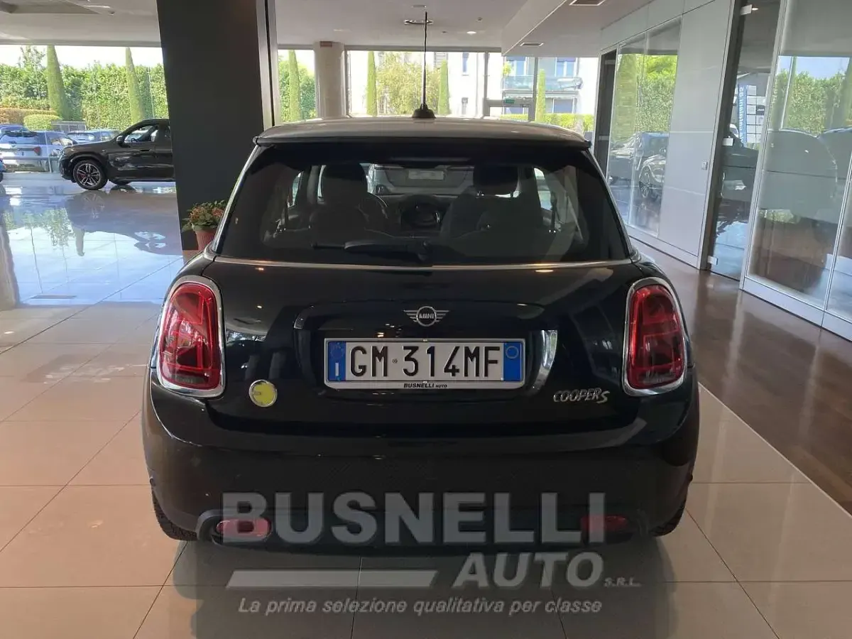Usata Mini Cooper SE Classic 135 kW (184 CV) 2023 Midnight black ii Utilitaria