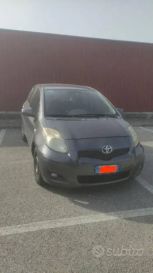 Usata Toyota Yaris 69 CV (50 kW) 2010 Grigio Utilitaria