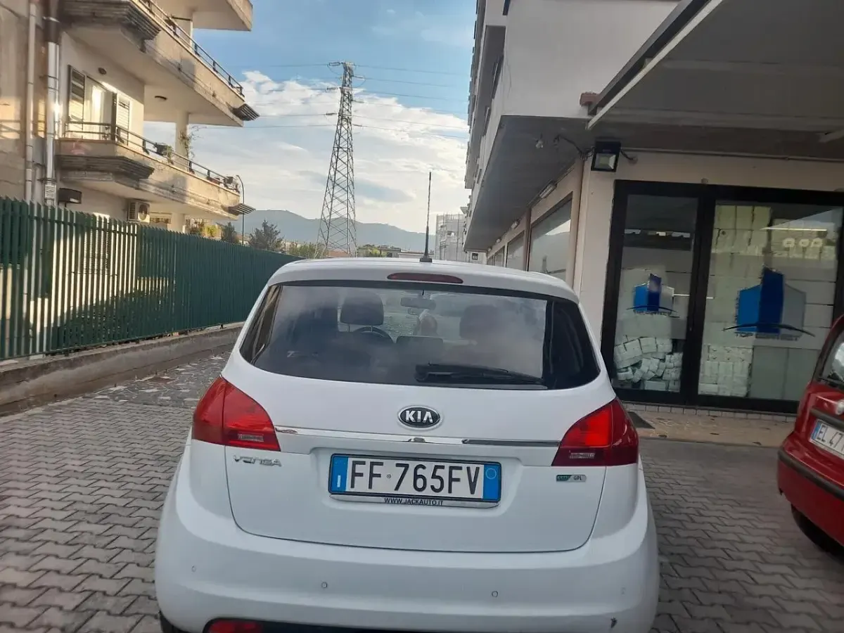 Usata Kia Venga 90 CV (66 kW) 2016 Bianco Utilitaria