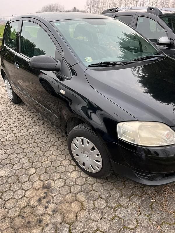 Begagnad VW Fox 54 HK (39 kW) 2005 Svart Halvkombi