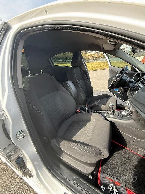 Usata Alfa Romeo Giulietta 105 CV (77 kW) 2011 Bianco Utilitaria