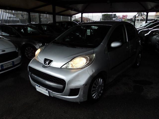 Argento Usata 2010 Peugeot 107 Utilitaria | 2500 € (Super prezzo) - Immagine 1/4